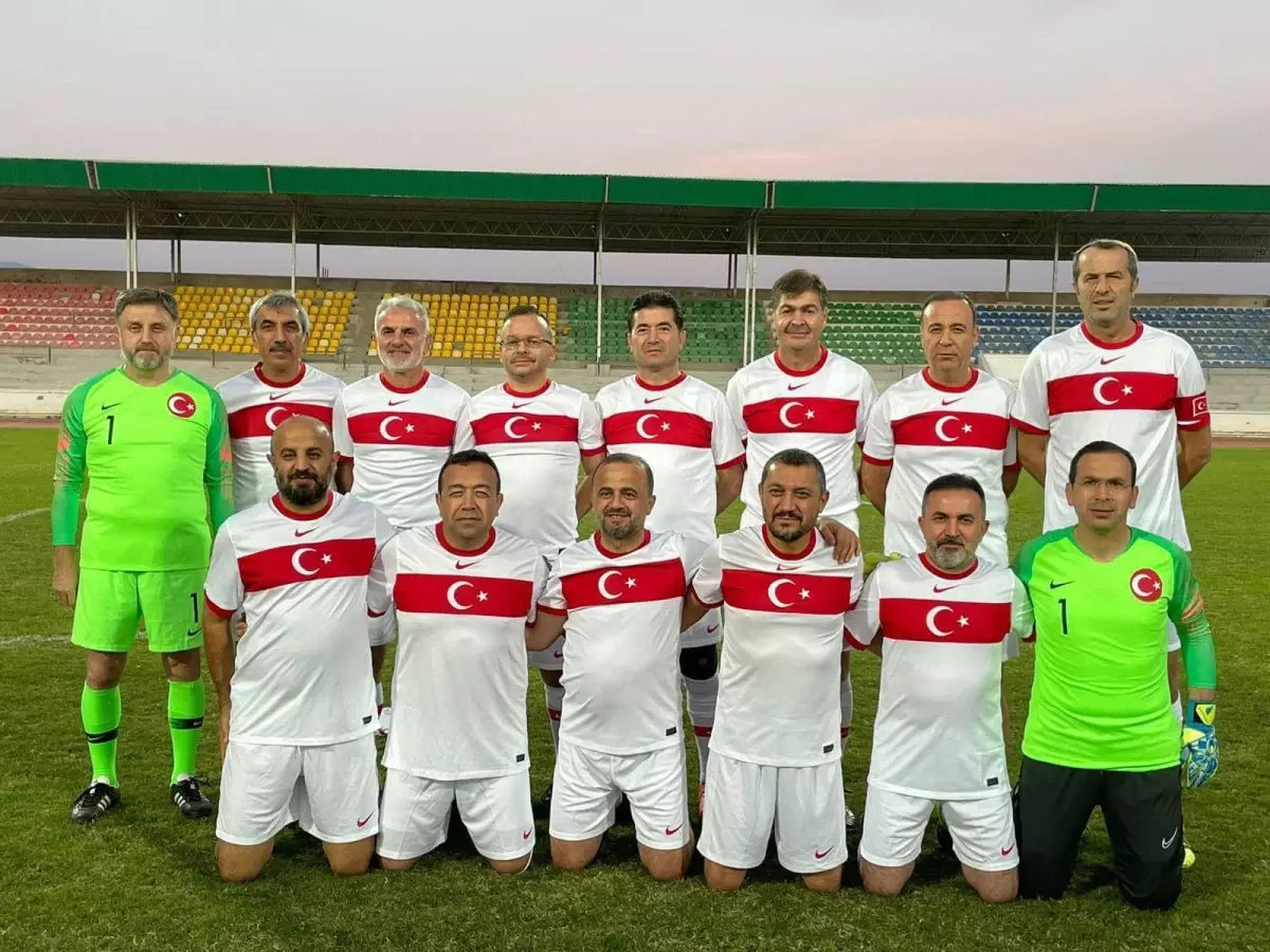 Milletvekili Cora, TBMM Parlamenterler Futbol Takımı\'nın kalesini koruyor