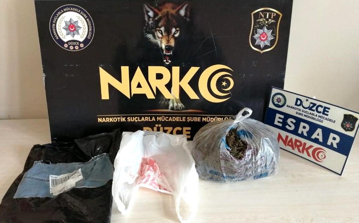 Otomobilden 1 kilo 246 gram esrar çıktı