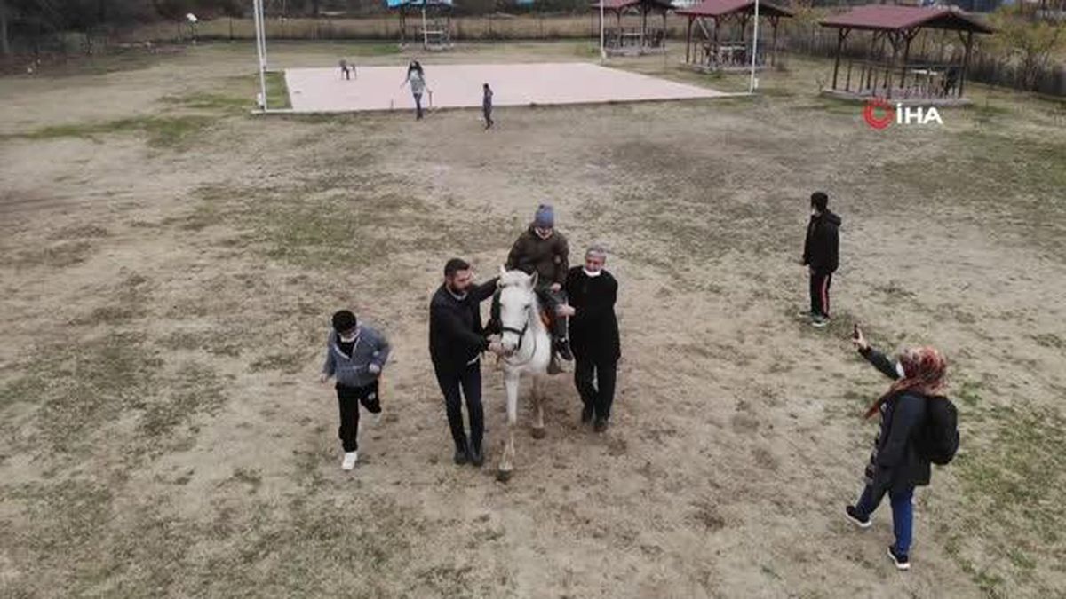 Özel öğrenciler 'Atlı terapi' ile engelleri aşıyor