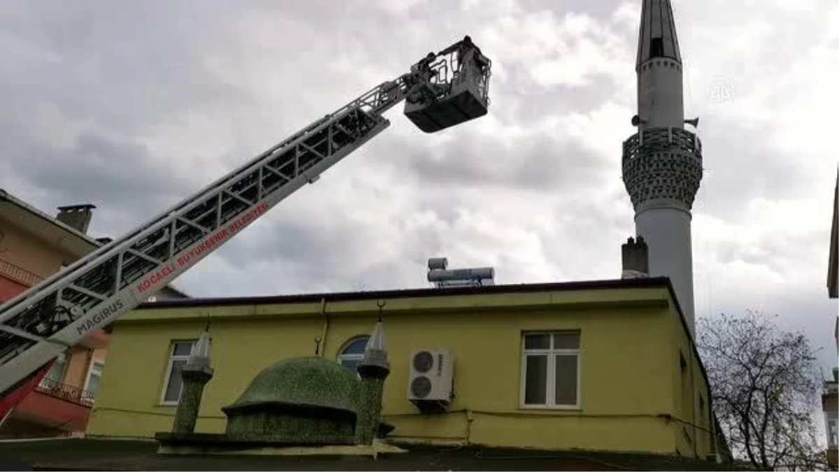 Şiddetli rüzgar cami minaresinde hasara neden oldu