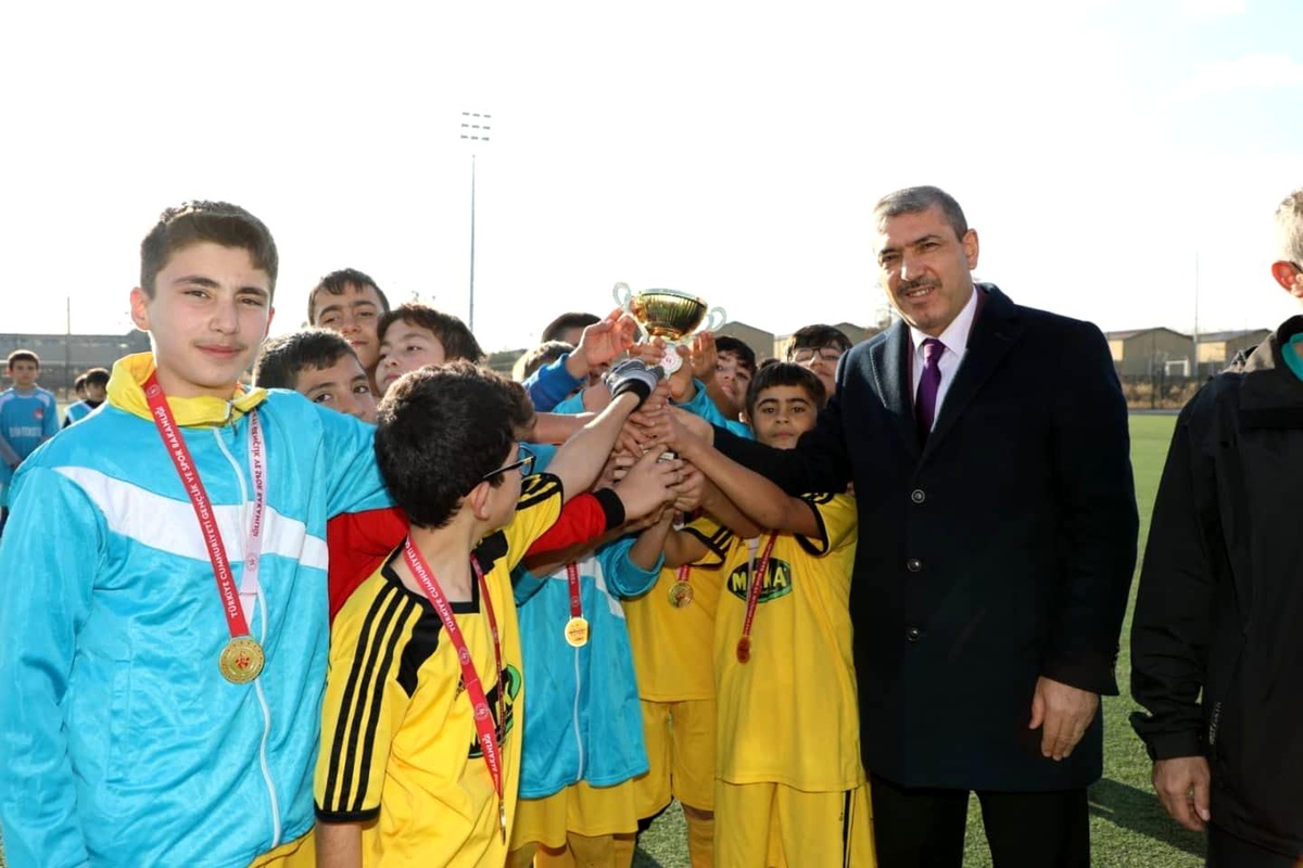 Sivas\'ta düzenlenen Okullar Arası Futbol turnuvası sona erdi