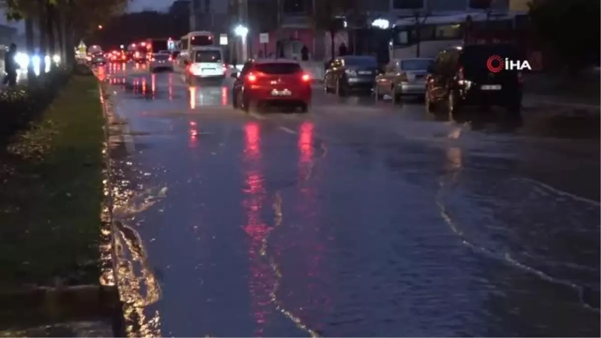 Tekirdağ\'da yağmur caddeleri göle çevirdi