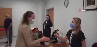Tuzla Belediyesi'nden tıbbi sekreterlere çiçek sürprizi