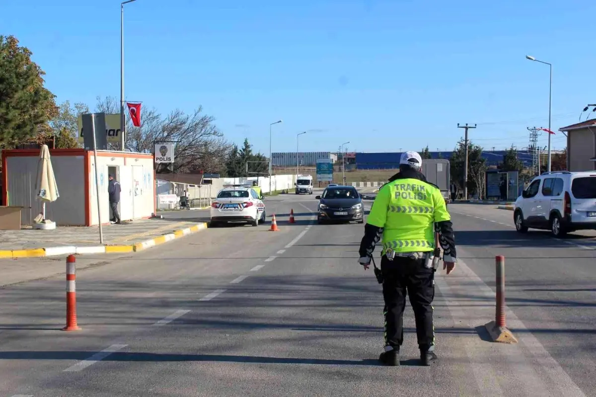 Uygulamadan kaçmaya çalışan otomobilden uyuşturucu çıktı