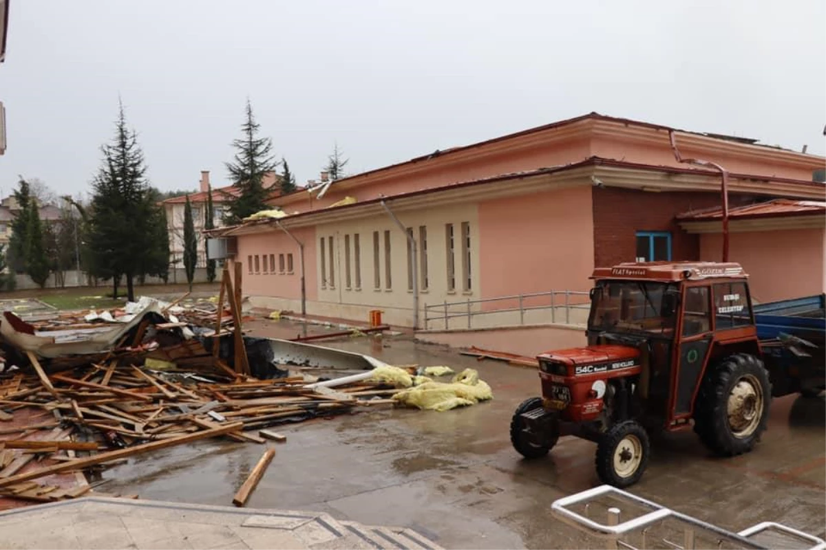 Yalova\'da kuvvetli lodos nedeniyle bir okulun çatısı uçtu