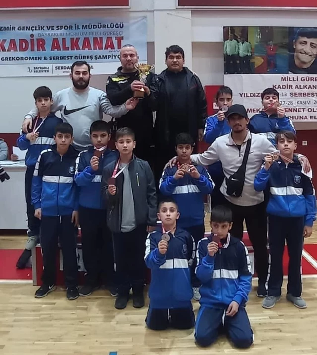 Yunusemreli güreşçiler İzmir'den başarıyla döndü