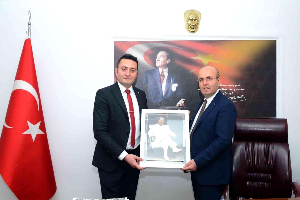 Zabıta Müdürü Yılmaz\'dan Kırşehir Belediye Başkanı Ekicioğlu\'na sunum
