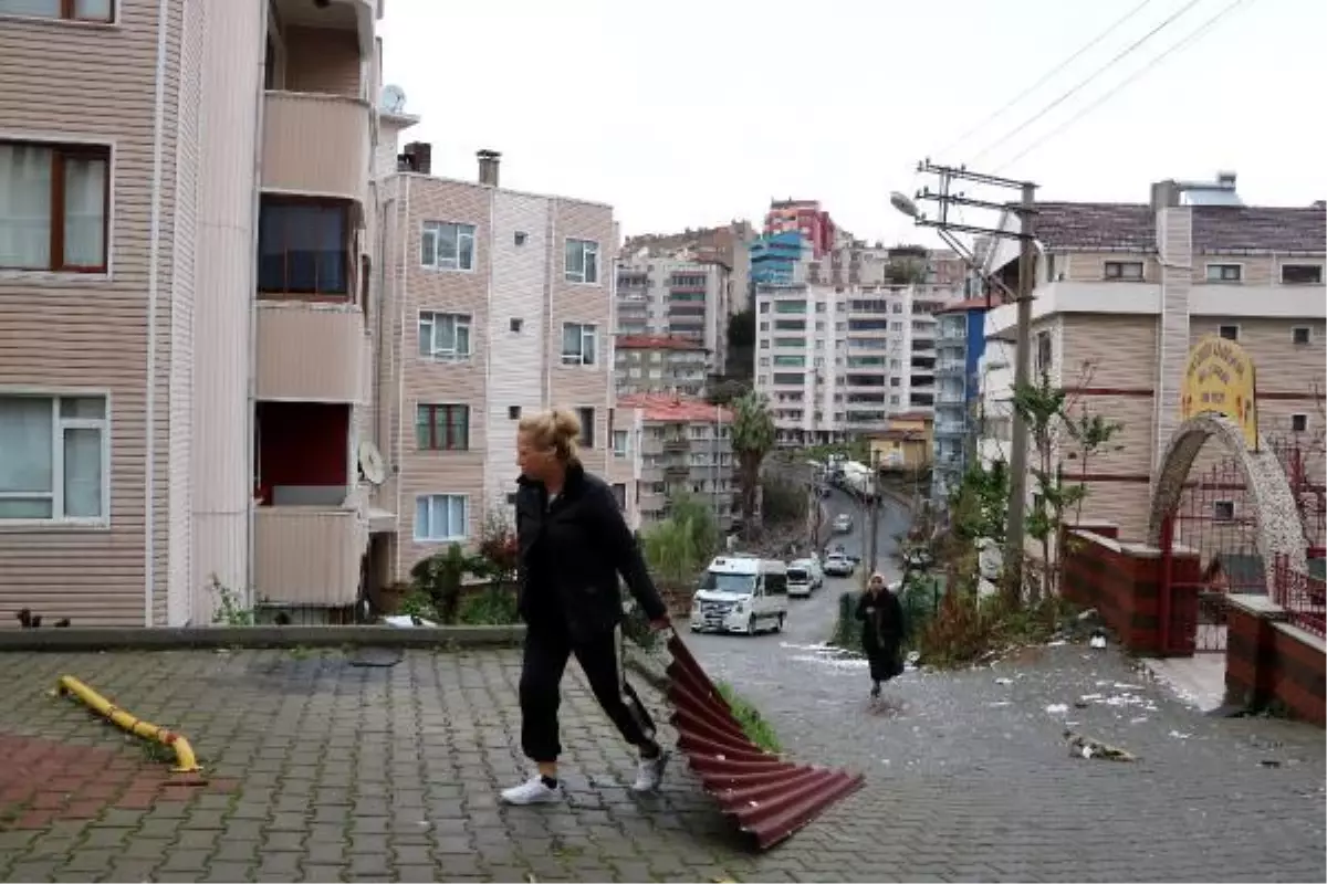 Zonguldak\'ta şiddetli rüzgar; sürüklenen konteyneri böyle tuttular