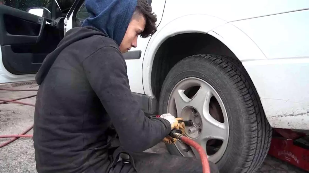 Zorunlu uygulama öncesi oto lastikçilerinde yoğunluk