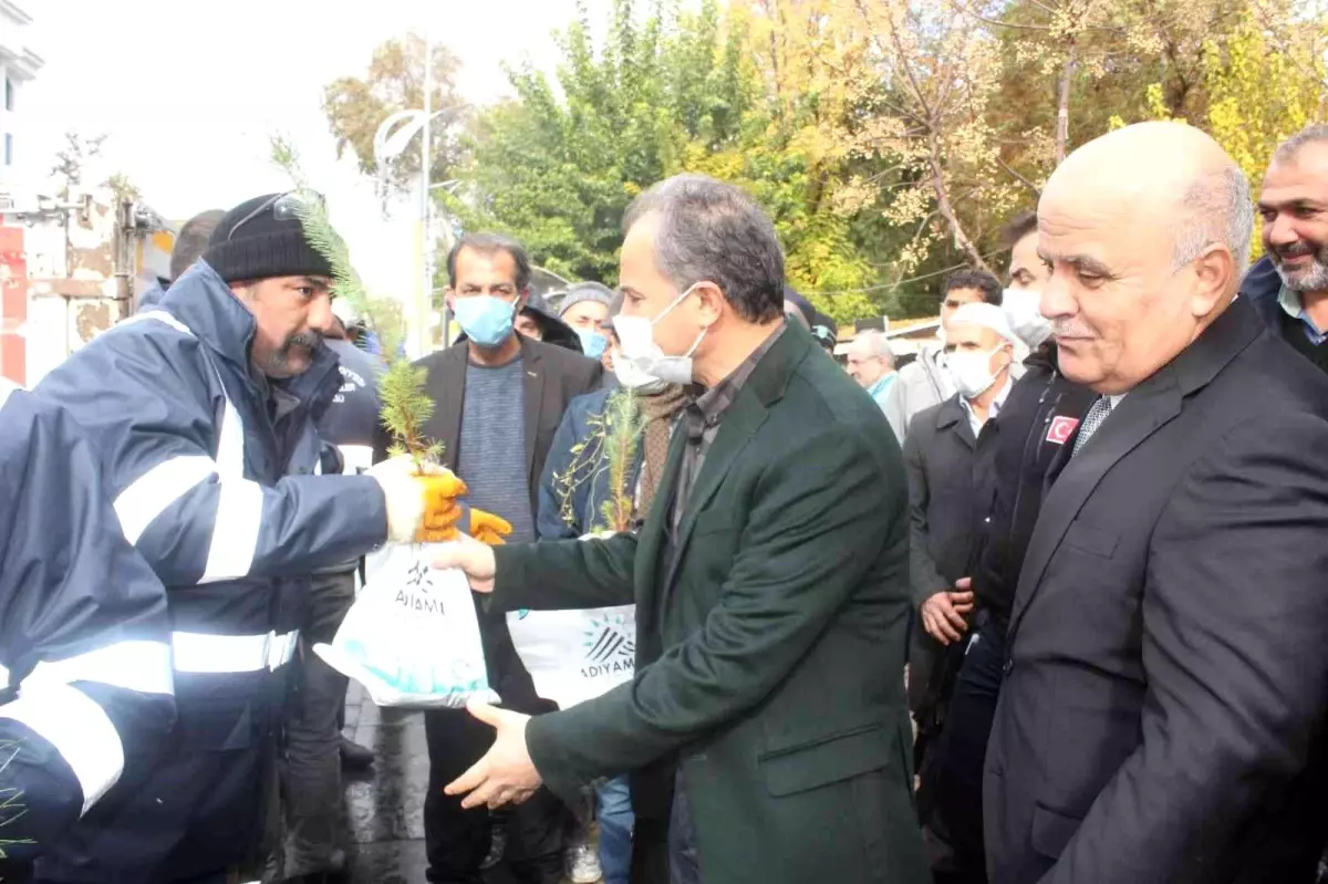 Adıyaman\'da badem ve çam fidanı dağıtıldı