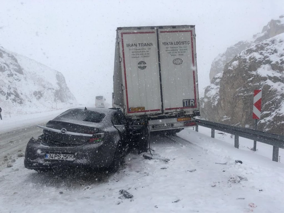 Ağrı\'da kar yağışıyla kayganlaşan yolda tıra çarpan otomobilin sürücüsü yaralandı