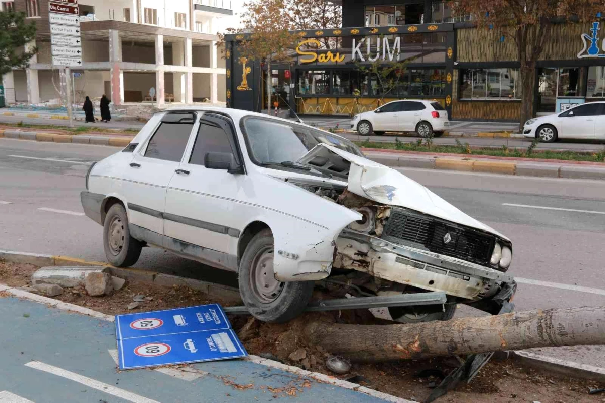 Aksaray\'da otomobil ağaca çarptı: 1 yaralı