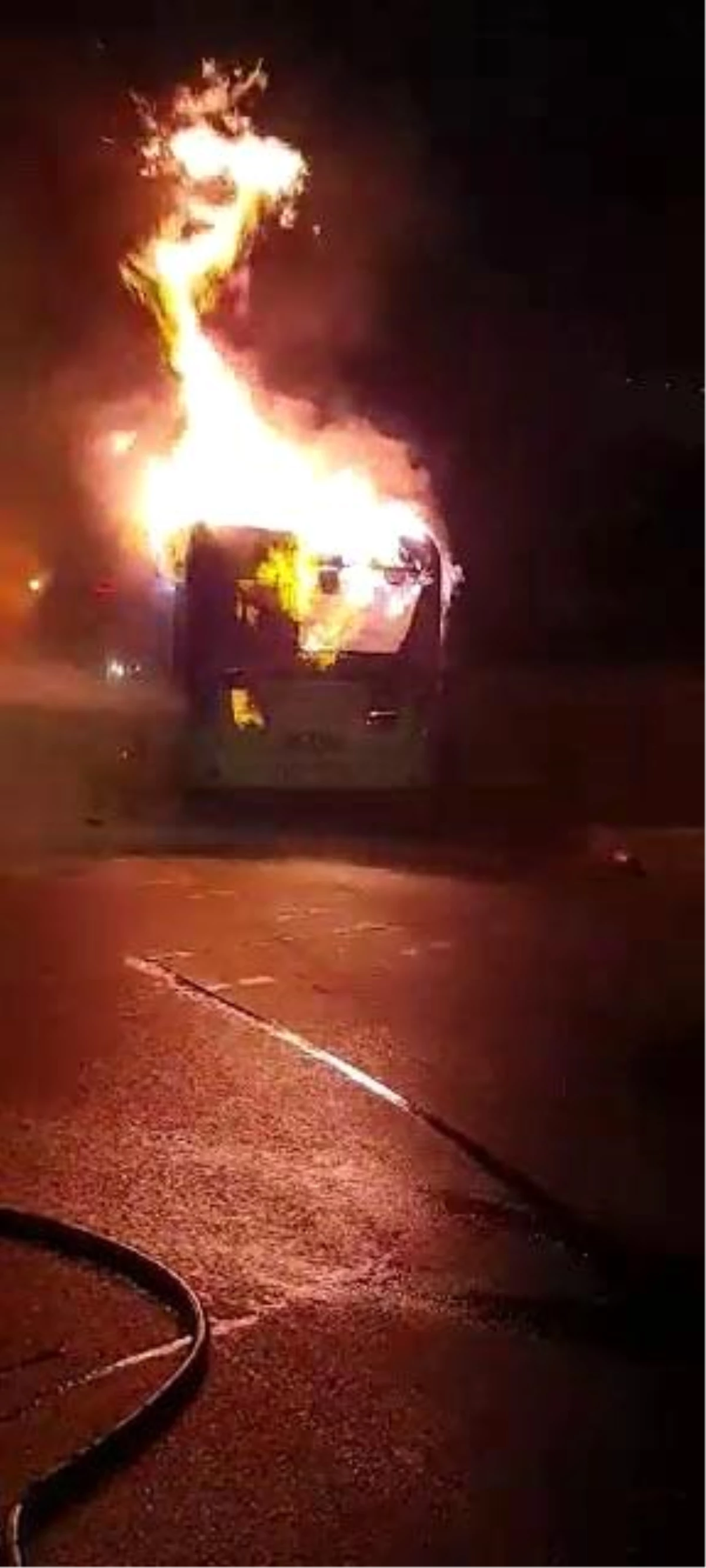 Başakşehir\'de korku dolu anlar...İETT otobüsü alev alev yandı