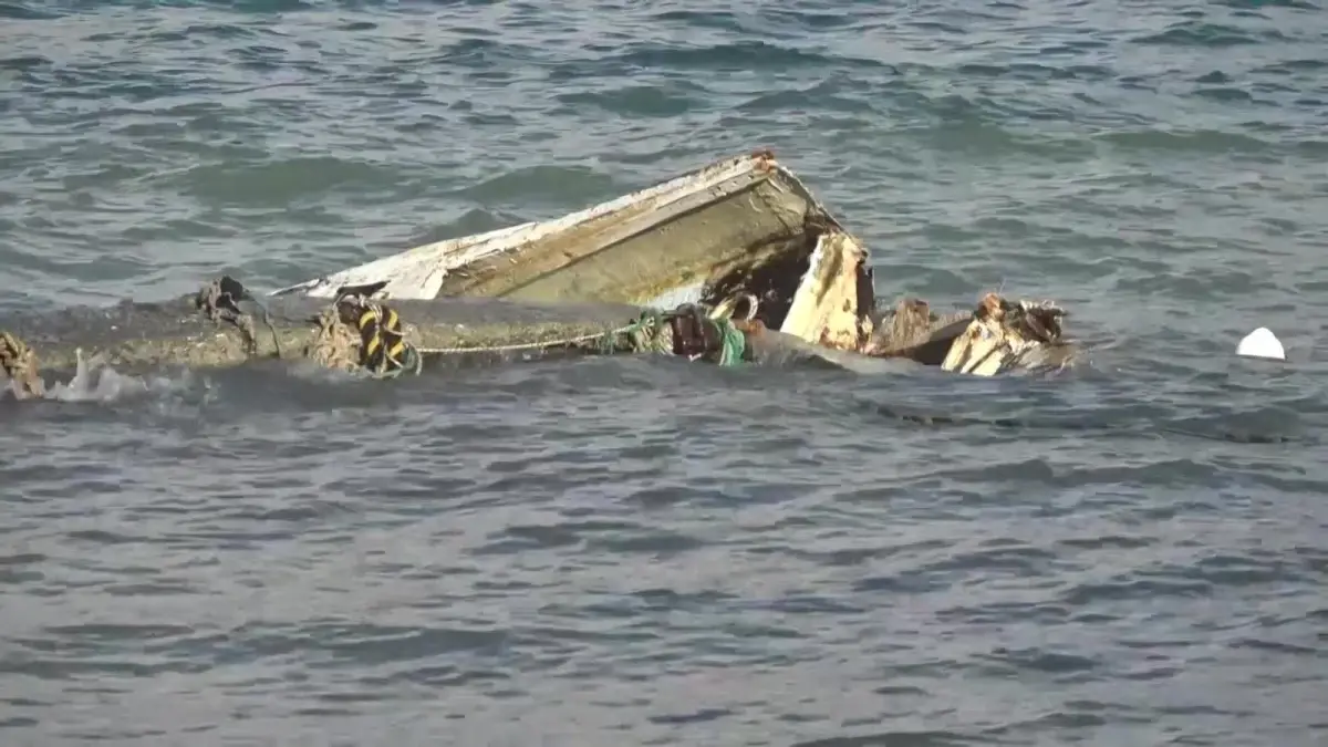 Tuzla\'da batan teknesini kurtarmak için dalgalara aldırmadan denize girdi