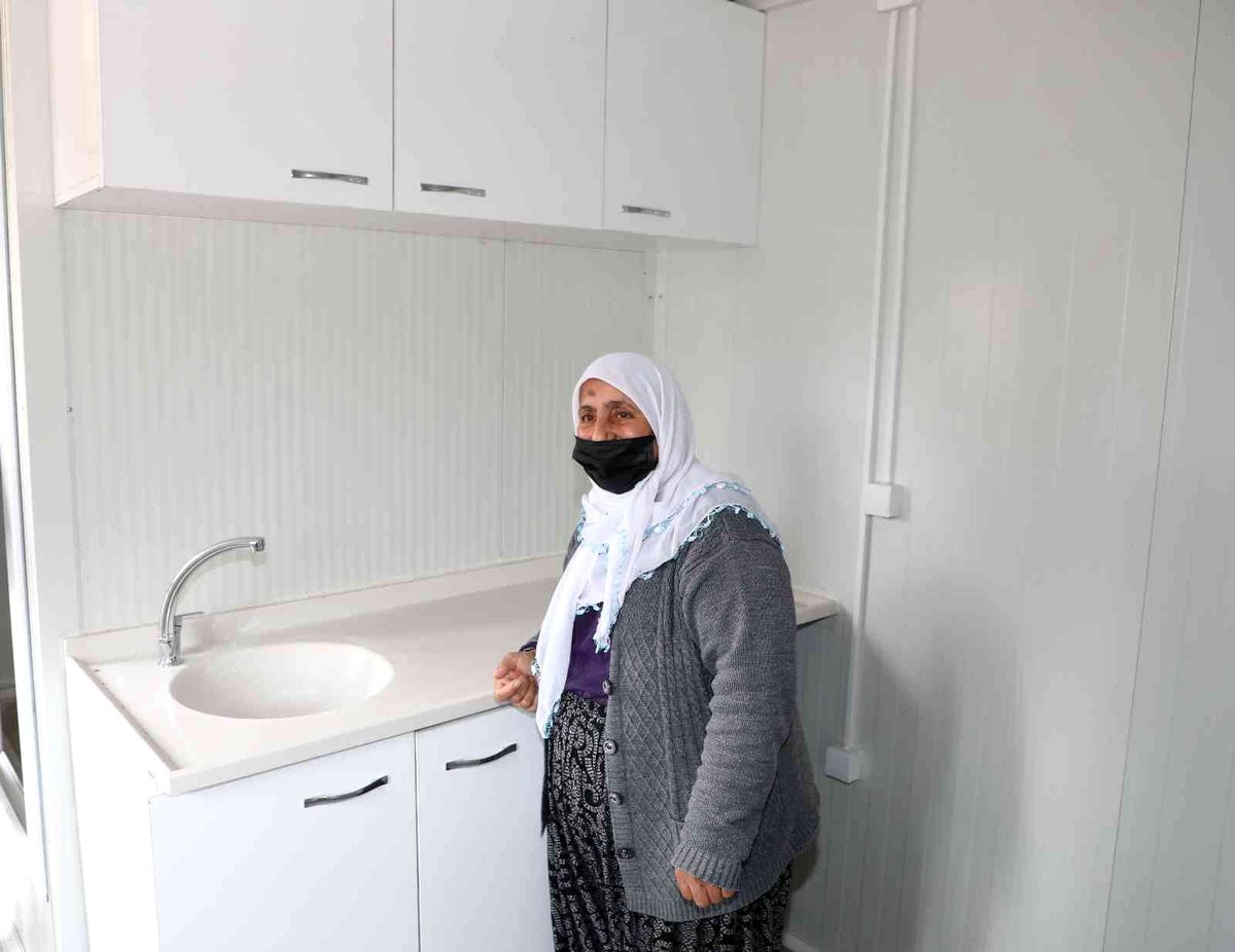 Büyükşehir'den evi yanan Fatma Teyze'ye konteyner ev