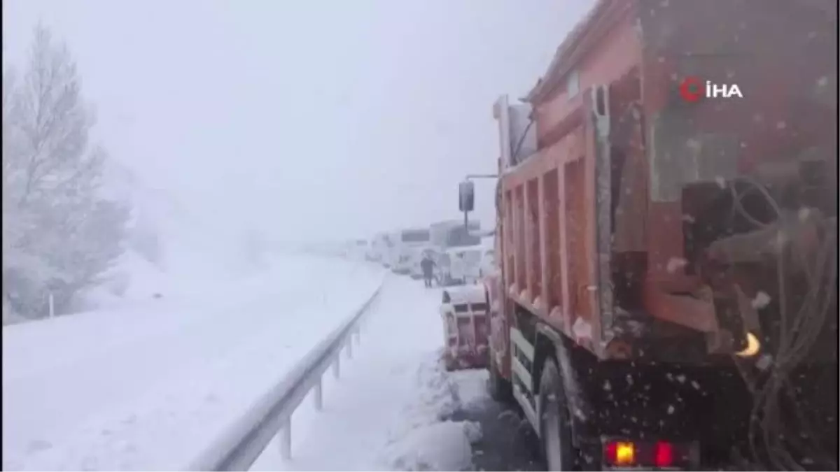 Erzurum-Erzincan karayolunda yüzlerce araç mahsur kaldı