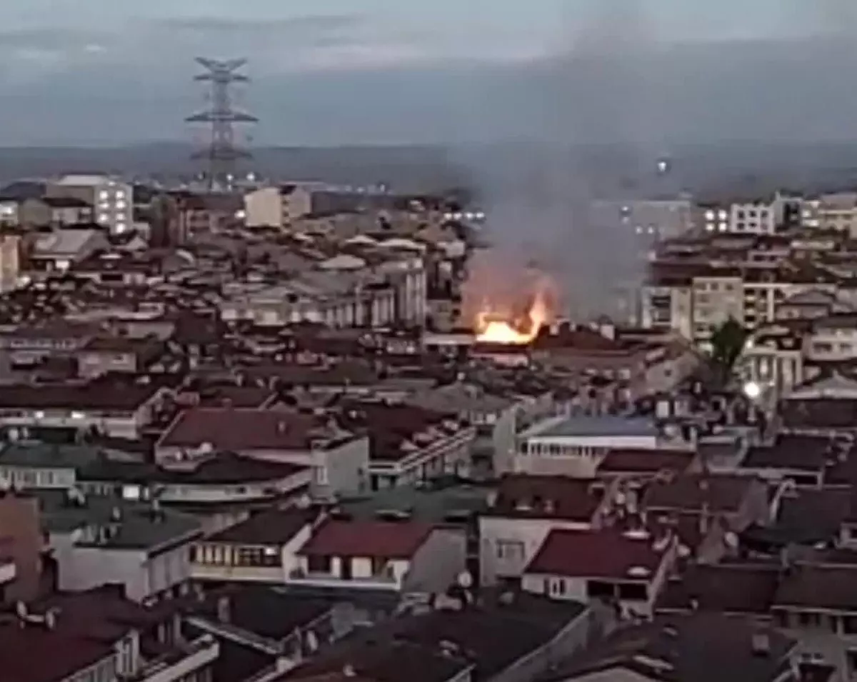 Son dakika haberi: Fırtınadan uçan çatının tadilatında yangın: 1 yaralı