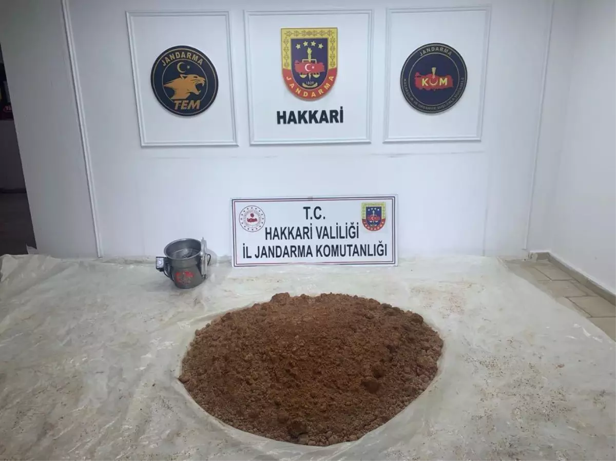 Hakkari\'de araziye gizlenmiş 105 kilogram eroin ele geçirildi