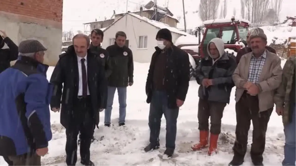 Hayvanları telef olan besicinin yüzü valilik ve hayırseverlerin desteğiyle güldü