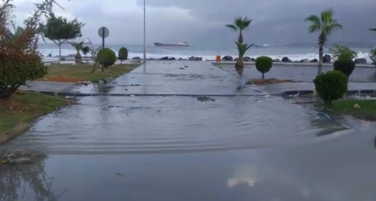 İskenderun\'da deniz taştı