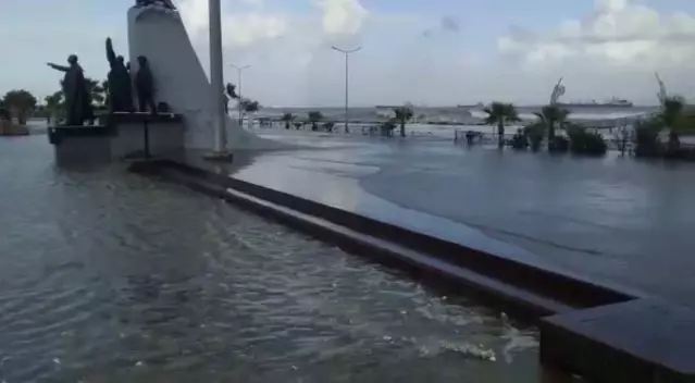 İskenderun'da deniz taştı