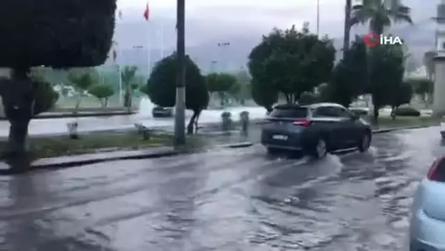 İskenderun'da deniz taştı