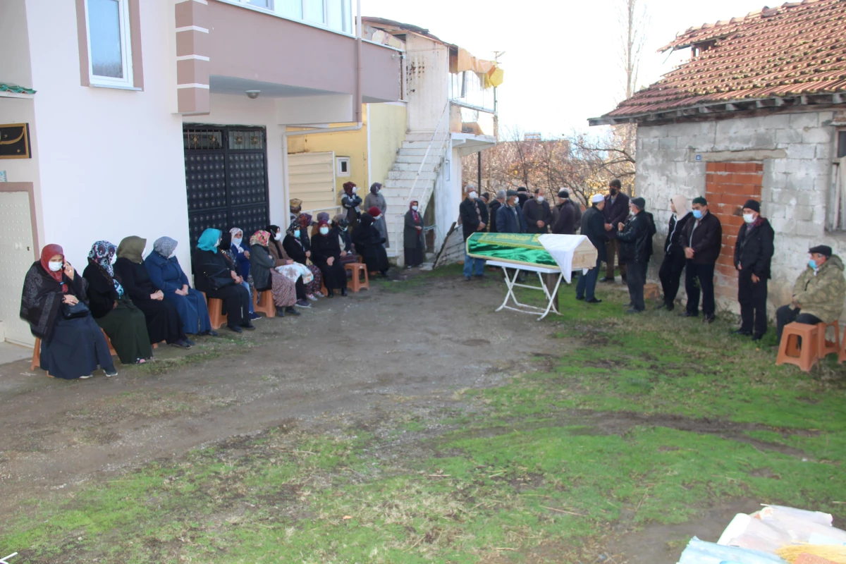 İstanbul\'daki fırtınada hayatını kaybeden Huriye Pulur\'un cenazesi defnedildi