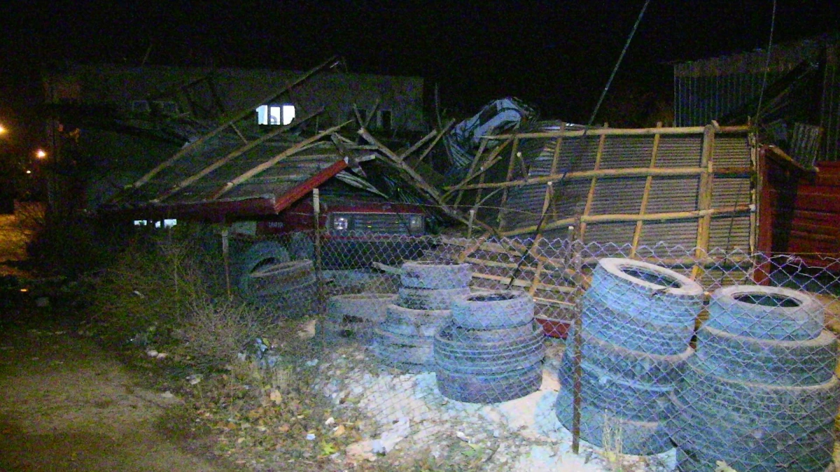 KAHRAMANMARAŞ - Şiddetli rüzgar nedeniyle apartmanın çatısı uçtu