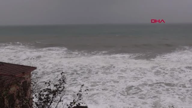 Rize'de fırtına; dalgalarla gelen taşlar, sahil yoluna doldu