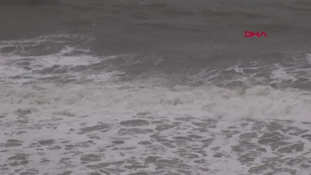 Rize'de fırtına; dalgalarla gelen taşlar, sahil yoluna doldu