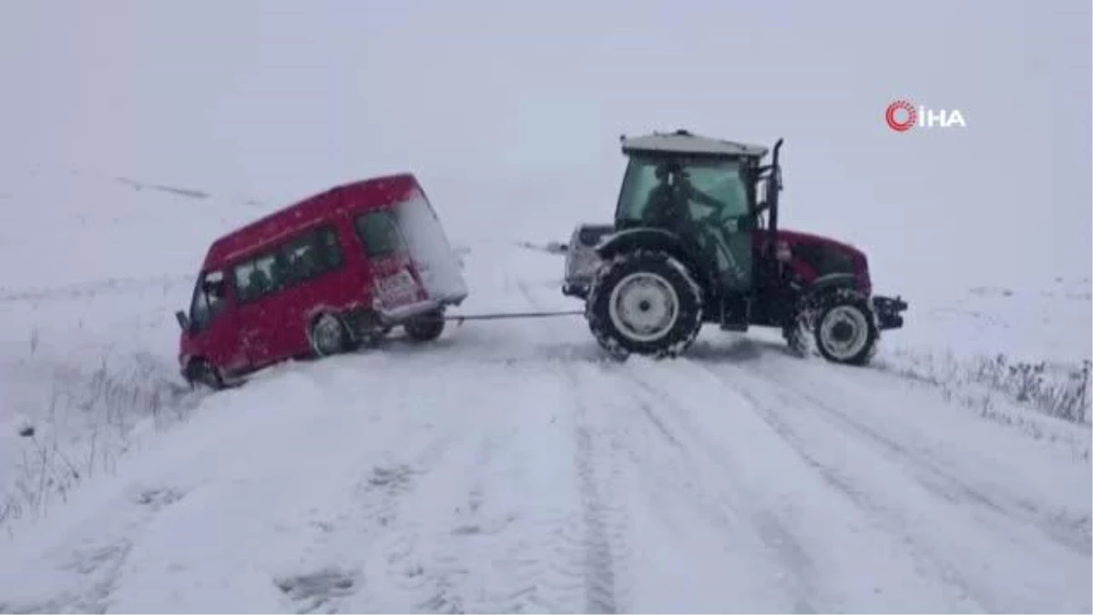 Karda yoldan çıkan minibüs traktör yardımı ile kurtarıldı