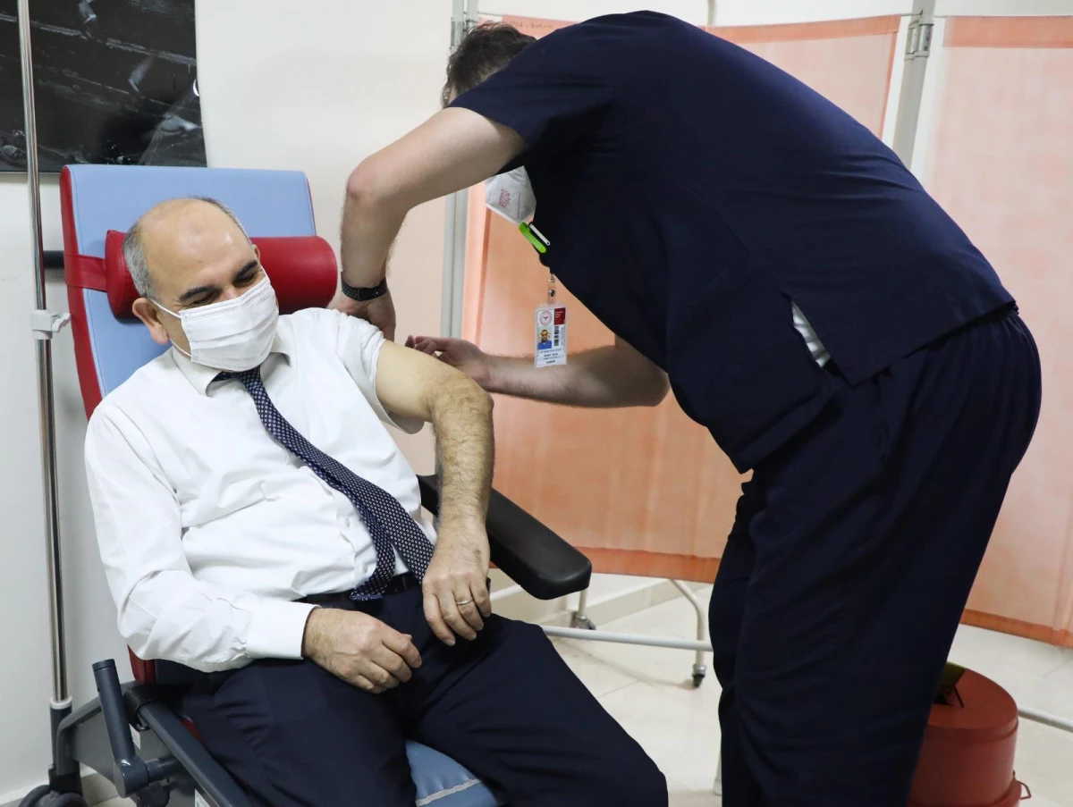 Konya Valisi Özkan Kovid-19 hatırlatma dozu aşısını yaptırdı Açıklaması
