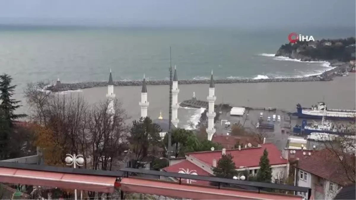 Lodos ve yağmurun ardından Zonguldak Limanı kahverengiye boyandı