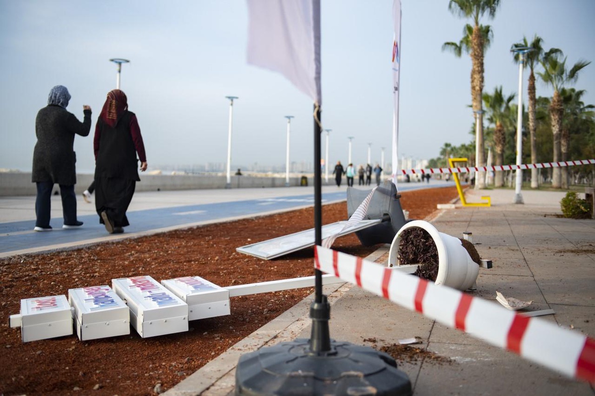 Mersin sahilindeki bazı belediye tesisleri tahrip edildi