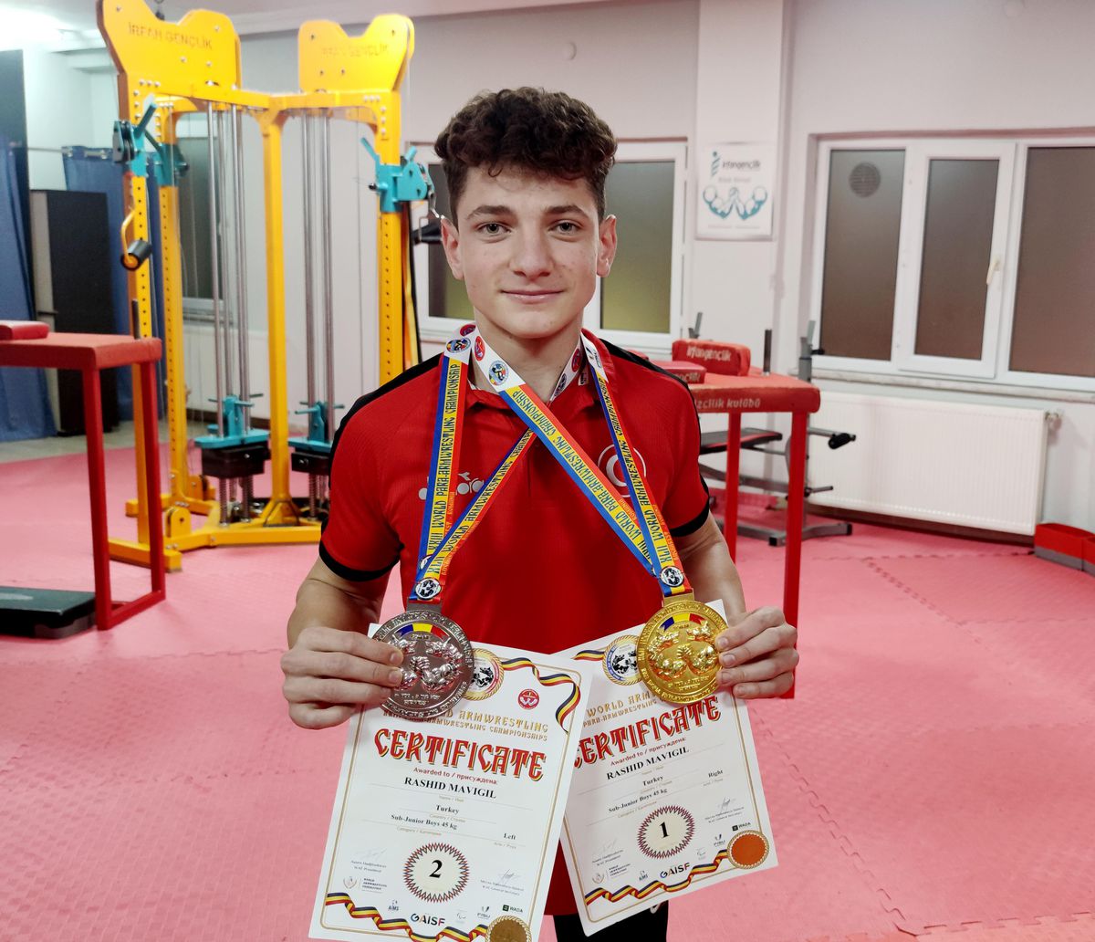 Milli sporcu Yıldız Erkekler Dünya Bilek Güreşi Şampiyonu oldu