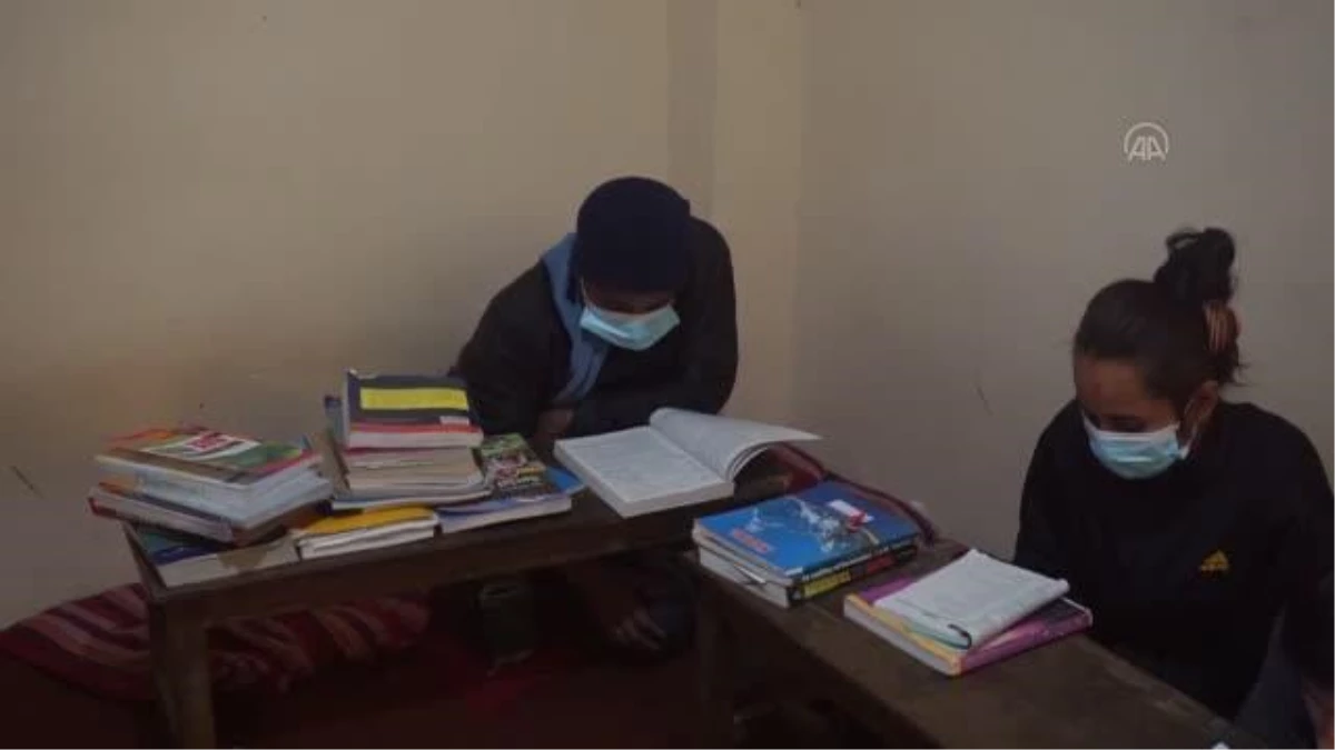 Nepal\'deki okulda HIV/AIDS ile enfekte çocuklar eğitim görüyor