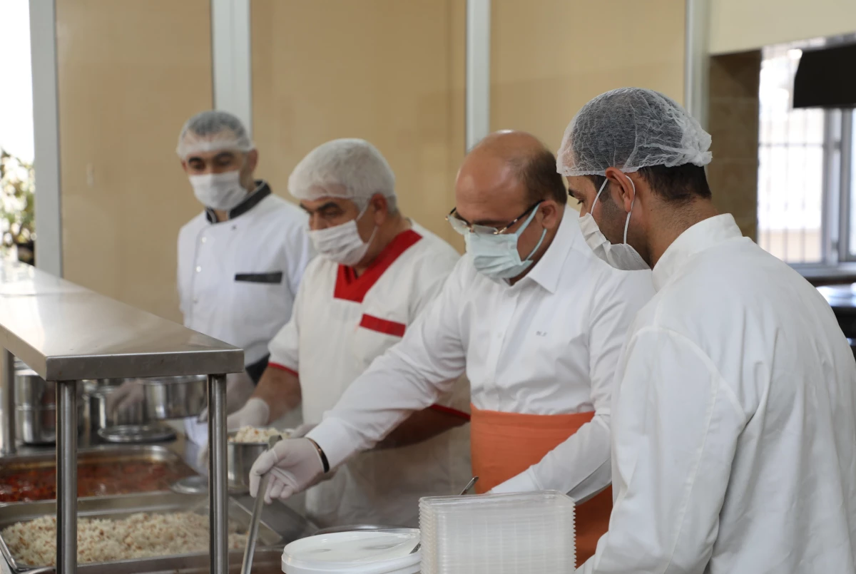 Nizip\'te ihtiyaç sahibi 1000 kişiye her gün sıcak yemek dağıtılıyor