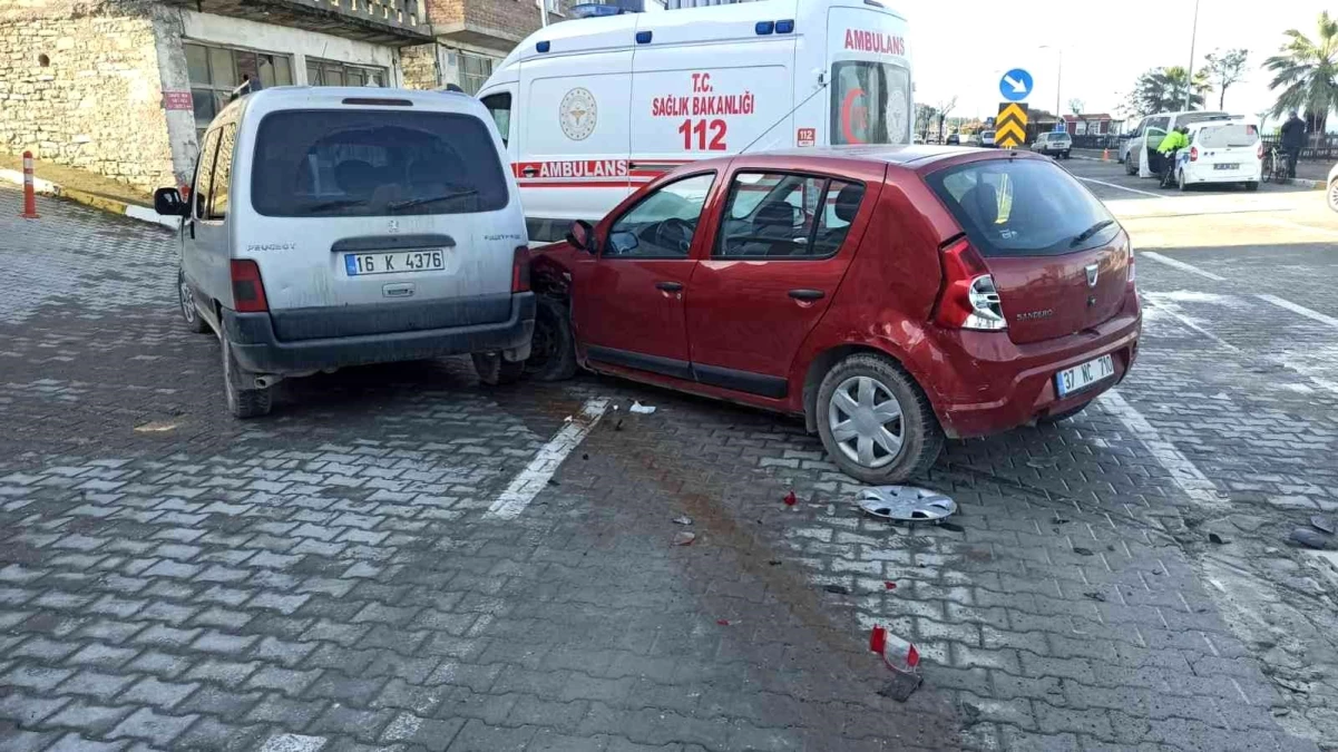 Otomobil ile hafif ticari araç çarpıştı: 2 yaralı