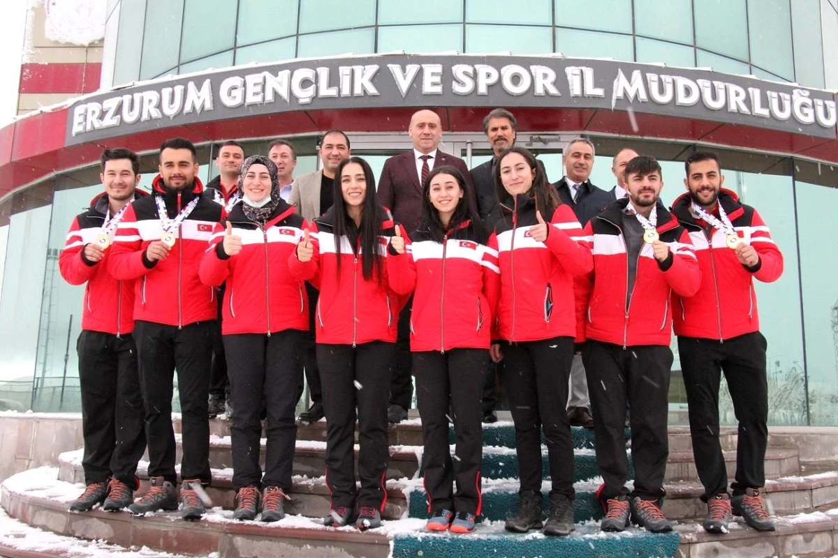 Milli curlingciler, Erzurum Gençlik ve Spor İl Müdürü Öztürk\'ü ziyaret etti