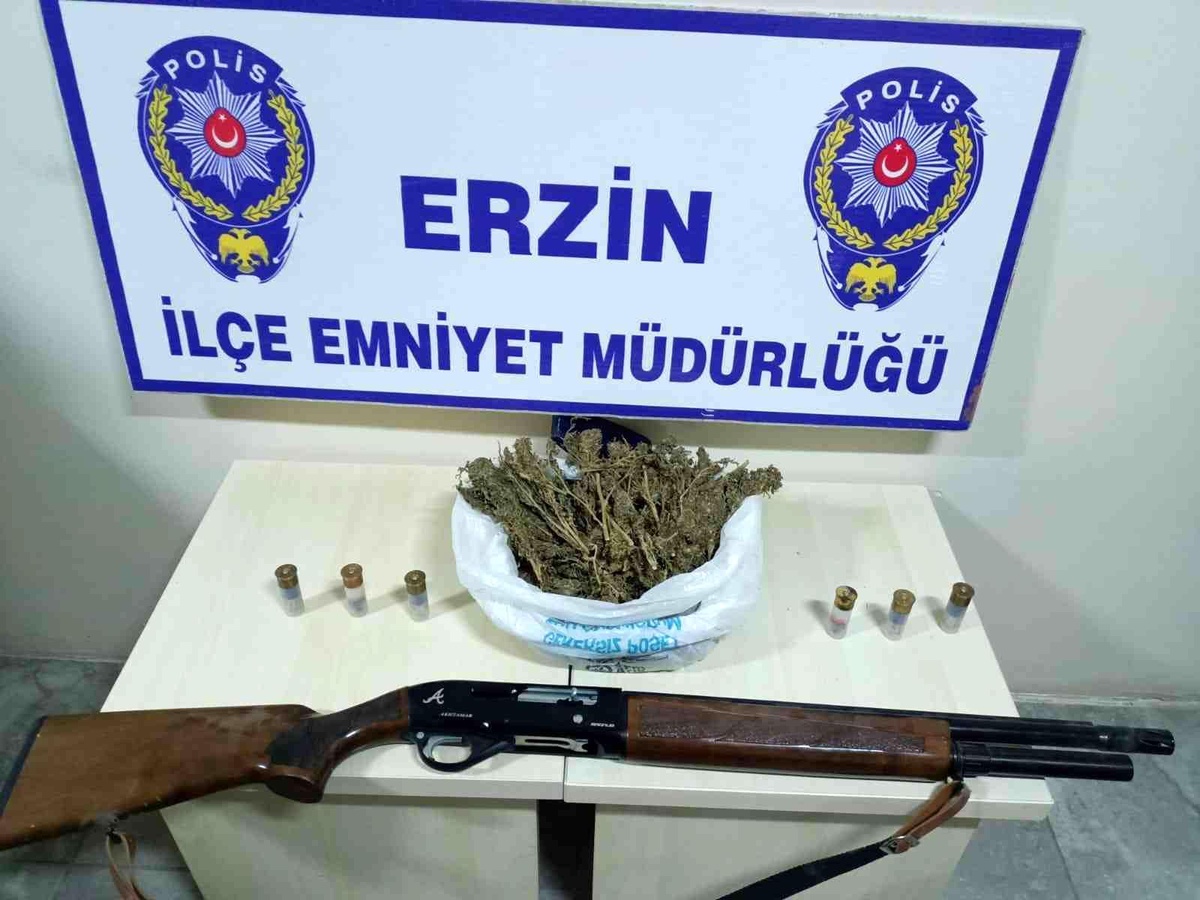 Polisten kaçarken attığı poşetten uyuşturucu çıktı