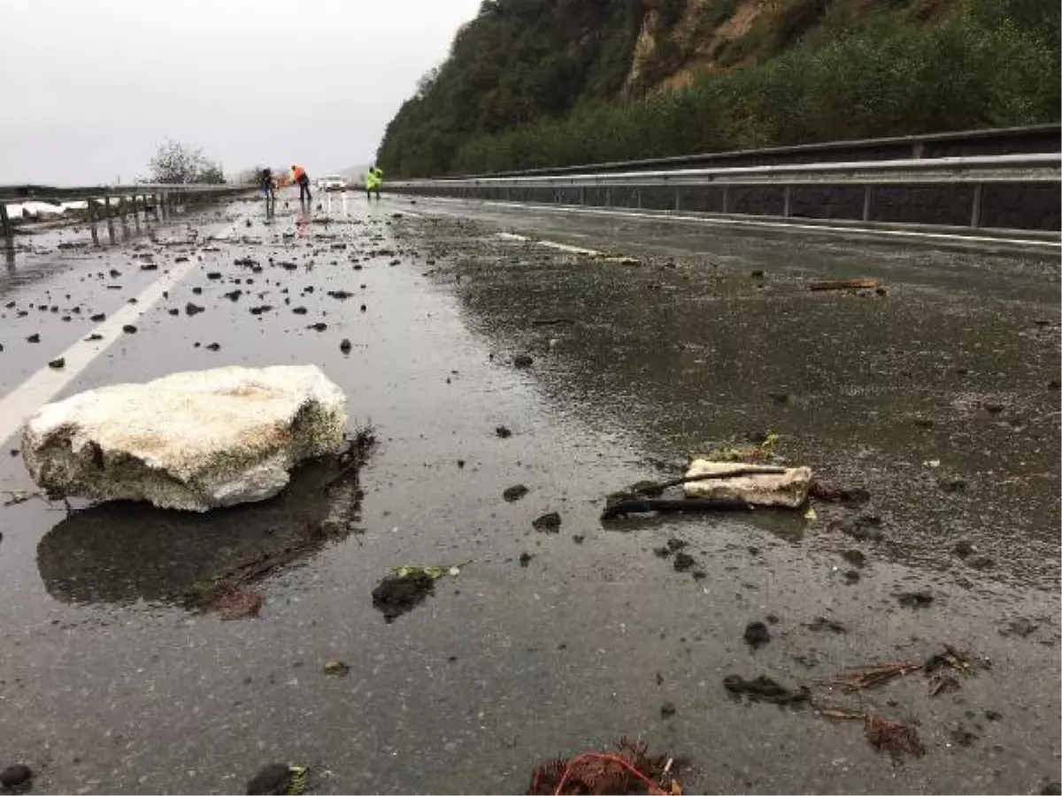 Rize\'de fırtına; dalgalarla gelen taşlar, sahil yoluna doldu