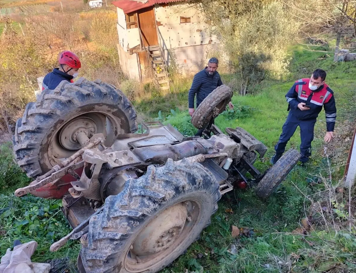 Son dakika: Sakarya\'da devrilen traktörün sürücüsü öldü