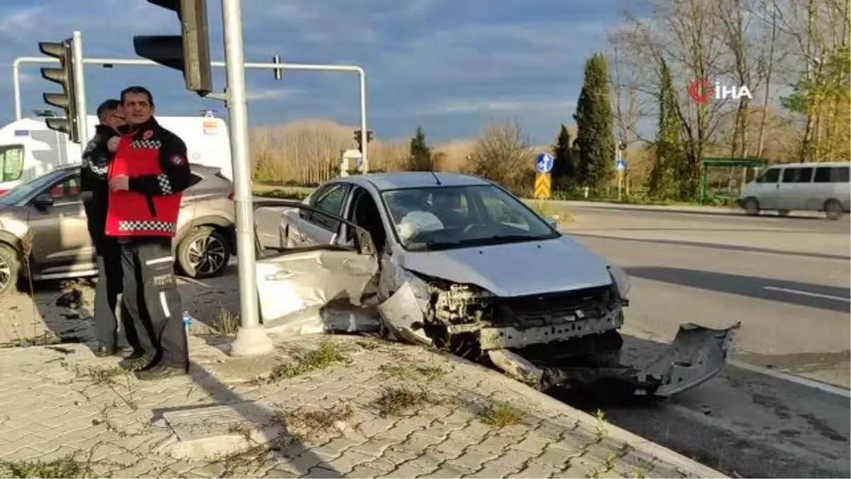 Sakarya\'da otomobil ile cip çarpıştı: 2 yaralı