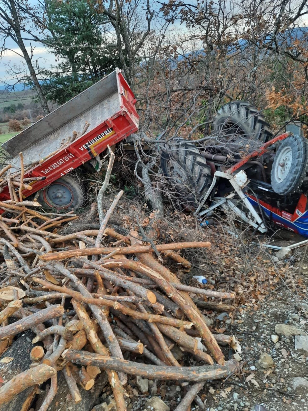 Samsun\'da traktörün devrilmesi sonucu 2 kişi yaralandı