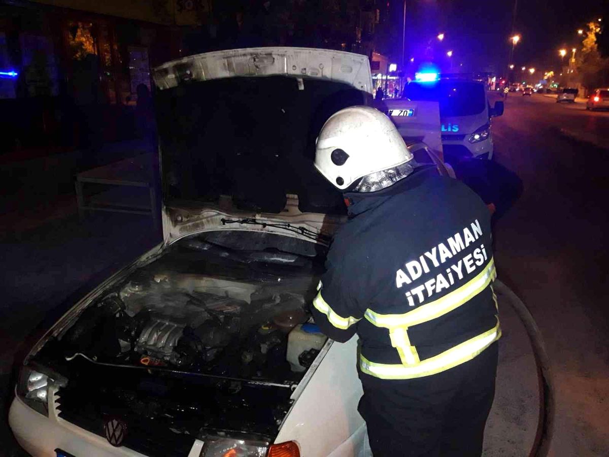 Seyir halindeki otomobil alev aldı