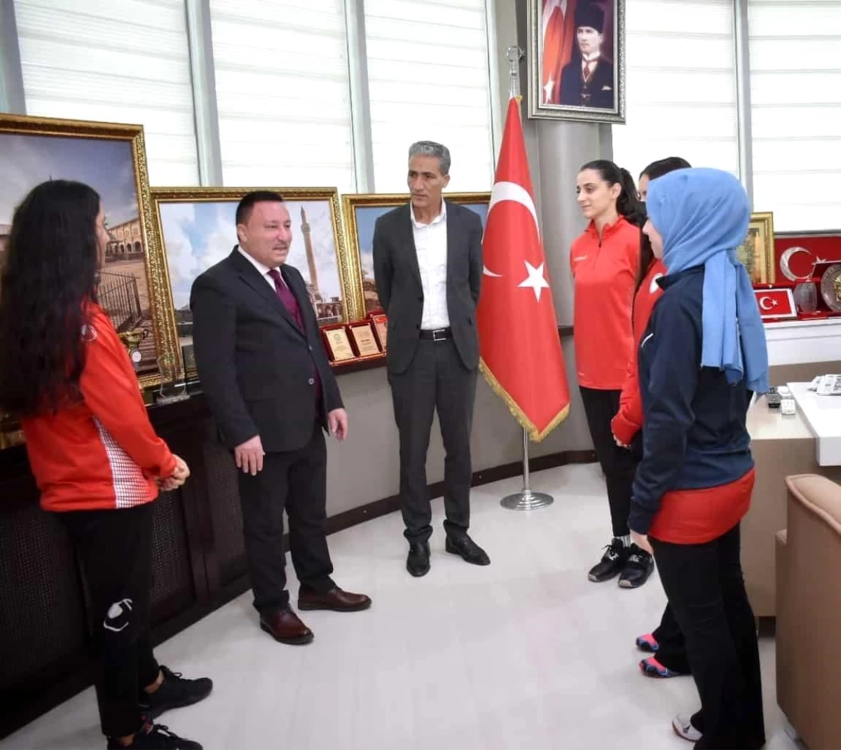 Sporcular kupalarıyla Başkan Beyoğlu\'nu ziyaret etti