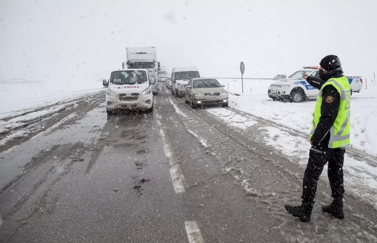 Tırın karda kaymasıyla kapanan Erzurum-Erzincan kara yolu ulaşıma açıldı