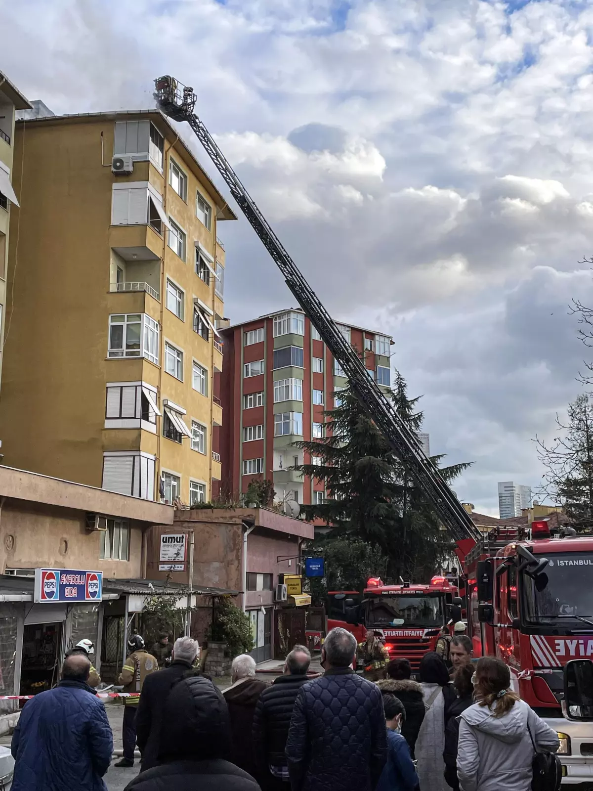 Son dakika haberi... Ümraniye\'de bir sitenin çatısında çıkan yangın söndürüldü