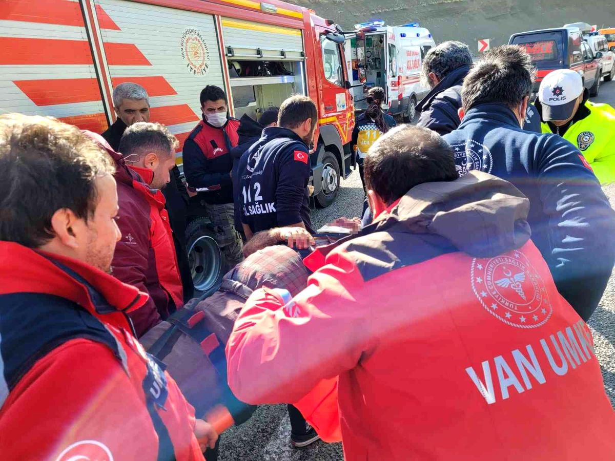 Van\'da cam yüklü tır devrildi: 2 yaralı