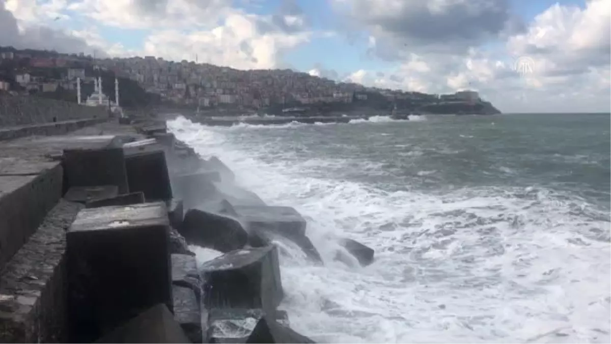 ZONGULDAK - Rüzgar nedeniyle dalgalar mendireği aştı